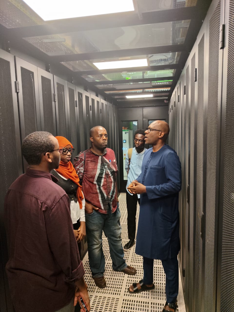 Échanges techniques dans les allées du datacenter ONIX qui héberge HUBSIX