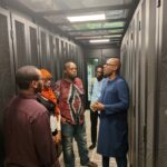 Échanges techniques dans les allées du datacenter ONIX qui héberge HUBSIX