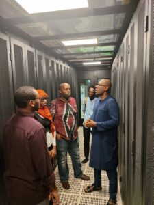 Échanges techniques dans les allées du datacenter ONIX qui héberge HUBSIX